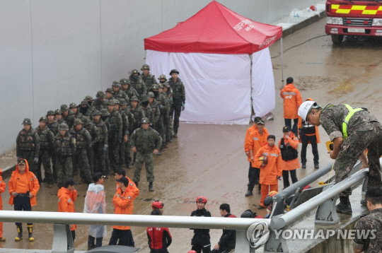 미호천 제방 유실로 침수된 충북 청주시 오송읍 궁평2지하차도에 17일 오전 군 장병과 119 구조대원 등이 실종자 수색작업을 준비하고 있다.<연합뉴스>